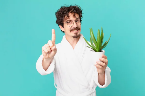 Jonge Man Badjas Lachend Trots Vol Vertrouwen Nummer Een Makend — Stockfoto