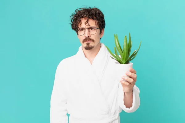 Giovane Uomo Che Indossa Accappatoio Sentirsi Triste Sconvolto Arrabbiato Guardando — Foto Stock