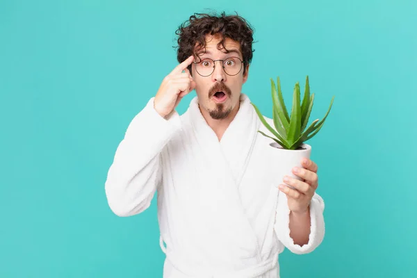 Junger Mann Bademantel Schaut Überrascht Als Einen Neuen Gedanken Eine — Stockfoto