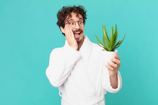 Jongeman Badjas Voelt Zich Gelukkig Opgewonden Verrast — Stockfoto