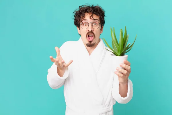 Junger Mann Bademantel Ist Extrem Schockiert Und Überrascht — Stockfoto