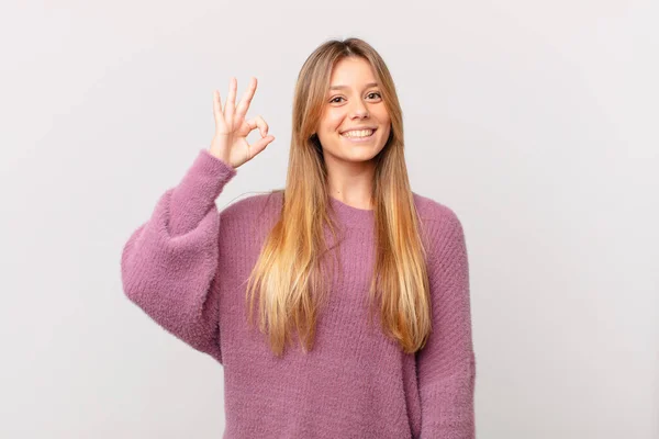 Ung Vacker Kvinna Känner Sig Lycklig Visar Godkännande Med Okej — Stockfoto