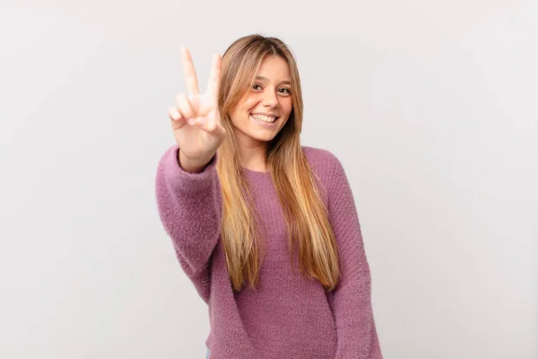 Junge Hübsche Frau Lächelt Und Sieht Glücklich Aus Gestikuliert Sieg — Stockfoto