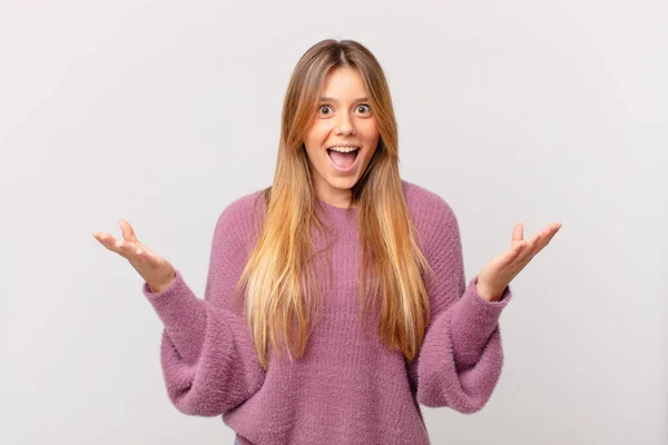 Giovane Bella Donna Sentirsi Felice Stupito Qualcosa Incredibile — Foto Stock