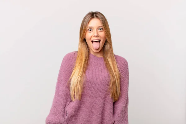 Jovem Mulher Bonita Com Atitude Alegre Rebelde Brincando Furando Língua — Fotografia de Stock