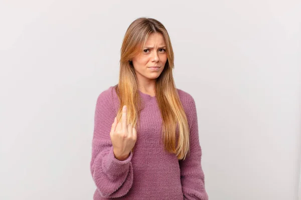 Jong Mooi Vrouw Gevoel Boos Geïrriteerd Opstandig Agressief — Stockfoto