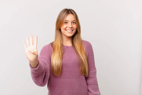 Giovane Bella Donna Sorridente Guardando Amichevole Mostrando Numero Quattro — Foto Stock