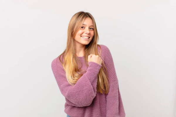 Jovem Mulher Bonita Sentindo Feliz Enfrentando Desafio Celebrando — Fotografia de Stock