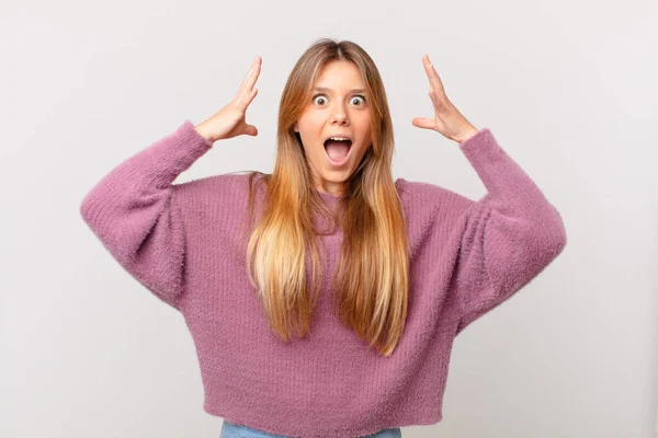 Junge Hübsche Frau Schreit Mit Den Händen Die Luft — Stockfoto