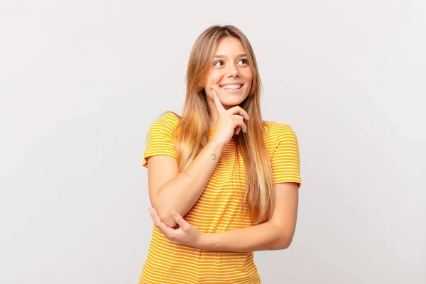 Junge Hübsche Frau Lächelt Glücklich Und Träumt Oder Zweifelt — Stockfoto