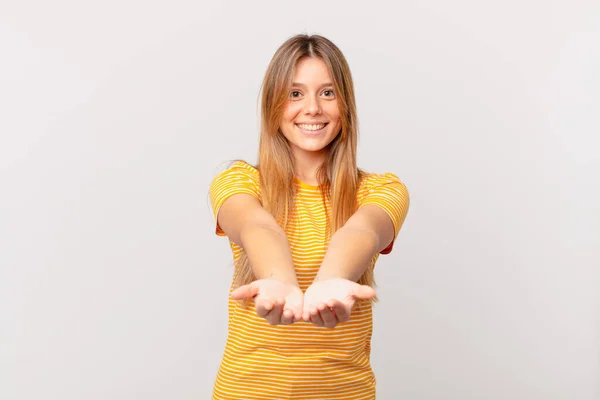 Young Pretty Woman Smiling Happily Friendly Offering Showing Concept — Stock Photo, Image