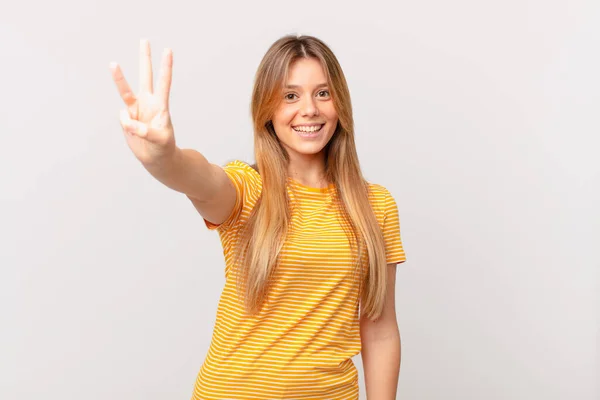 Junge Hübsche Frau Die Freundlich Lächelt Und Nummer Drei Zeigt — Stockfoto