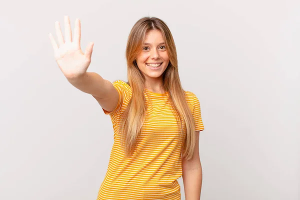 Jovem Mulher Bonita Sorrindo Olhando Amigável Mostrando Número Cinco — Fotografia de Stock