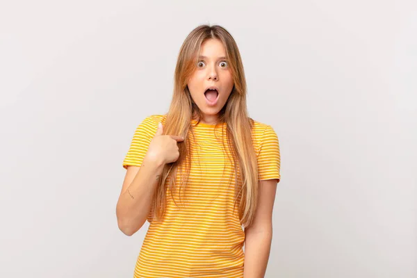 Giovane Bella Donna Guardando Scioccato Sorpreso Con Bocca Spalancata Indicando — Foto Stock