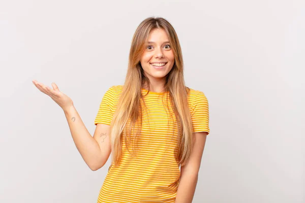 Jong Mooi Vrouw Gevoel Gelukkig Verrast Het Realiseren Van Een — Stockfoto