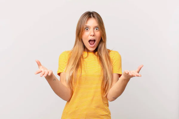 Young Pretty Woman Feeling Extremely Shocked Surprised — Stock Photo, Image