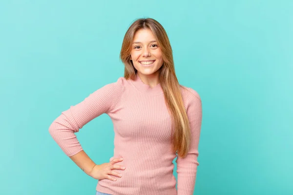 Jovem Mulher Bonita Sorrindo Feliz Com Uma Mão Quadril Confiante — Fotografia de Stock