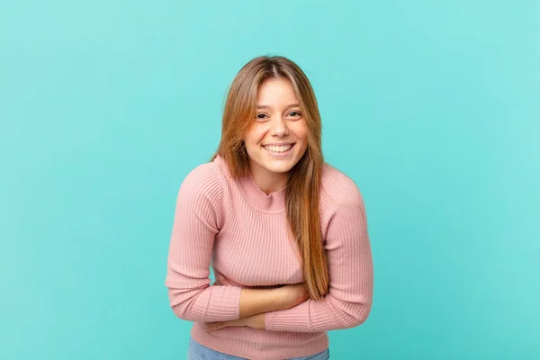 Jovem Bonita Mulher Rindo Voz Alta Alguma Piada Hilariante — Fotografia de Stock