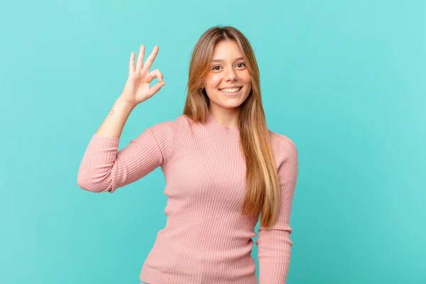 Ung Vacker Kvinna Känner Sig Lycklig Visar Godkännande Med Okej — Stockfoto