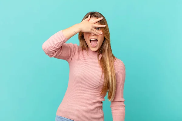 Jonge Mooie Vrouw Kijken Geschokt Bang Doodsbang Bedekken Gezicht Met — Stockfoto