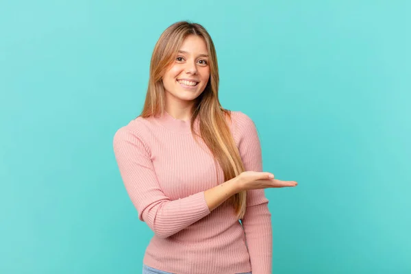 Joven Bonita Mujer Sonriendo Alegremente Sintiéndose Feliz Mostrando Concepto —  Fotos de Stock