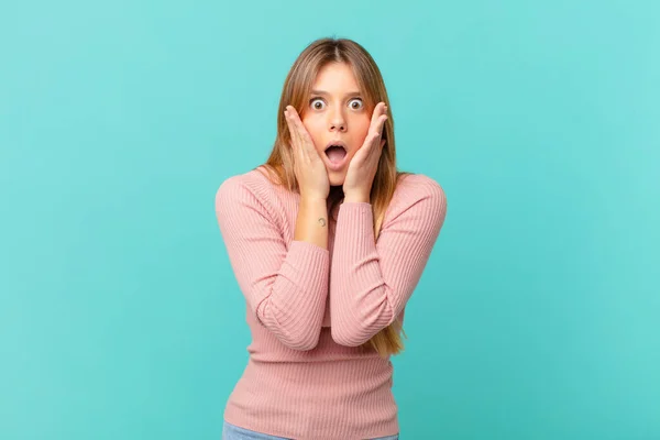 Young Pretty Woman Feeling Shocked Scared — Stock Photo, Image