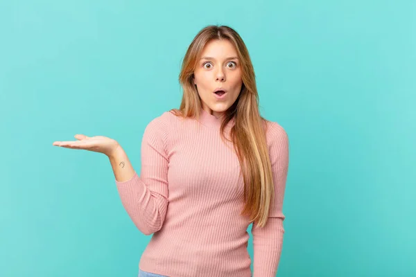 Jong Mooi Vrouw Kijken Verrast Geschokt Met Kaak Laten Vallen — Stockfoto