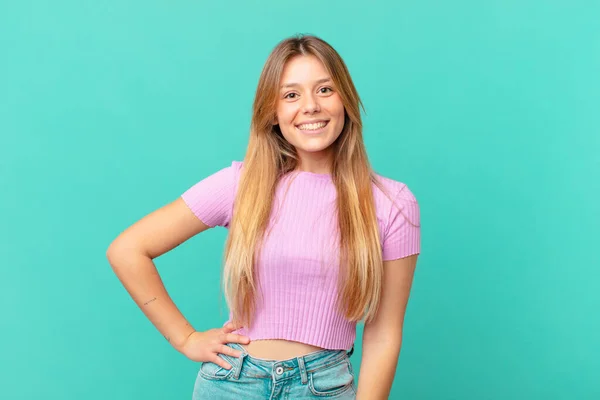 Jovem Mulher Bonita Sorrindo Feliz Com Uma Mão Quadril Confiante — Fotografia de Stock