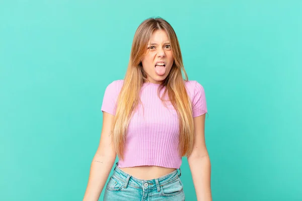 Joven Bonita Mujer Sintiendo Asco Irritado Lengua Fuera —  Fotos de Stock