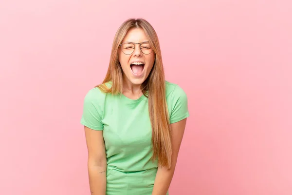 Giovane Bella Donna Gridando Aggressivamente Guardando Molto Arrabbiato — Foto Stock