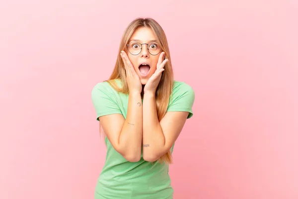 Young Pretty Woman Feeling Shocked Scared — Stock Photo, Image