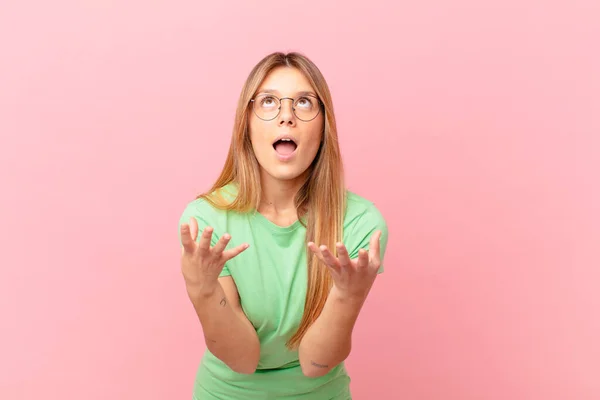 Jonge Mooie Vrouw Zoek Wanhopig Gefrustreerd Gestrest — Stockfoto