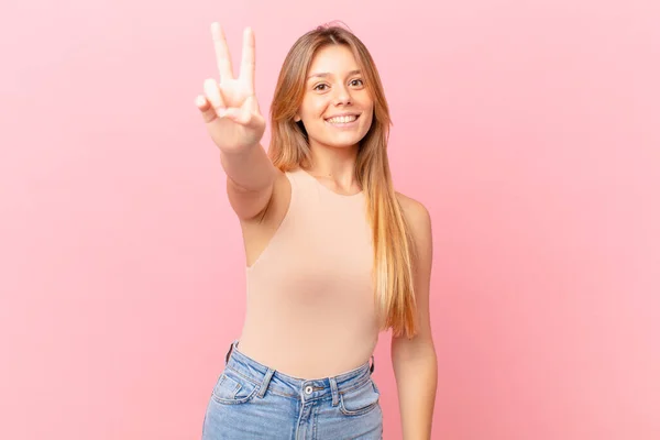 Jovem Mulher Bonita Sorrindo Olhando Feliz Gesticulando Vitória Paz — Fotografia de Stock