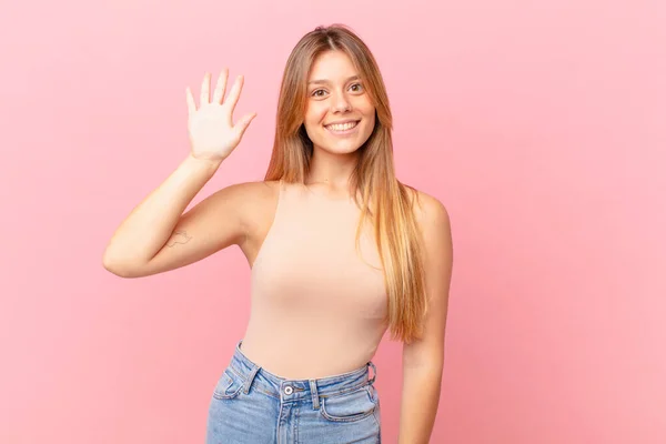 Jovem Mulher Bonita Sorrindo Olhando Amigável Mostrando Número Cinco — Fotografia de Stock