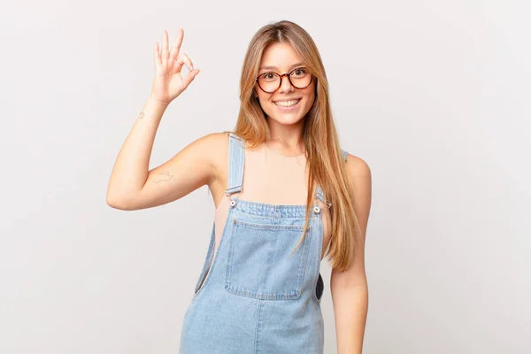 Jong Mooi Vrouw Gevoel Gelukkig Tonen Goedkeuring Met Oke Gebaar — Stockfoto