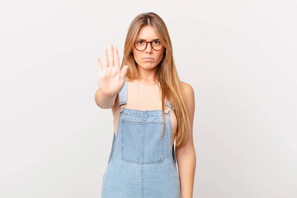 Young Pretty Woman Looking Serious Showing Open Palm Making Stop — Stock Photo, Image