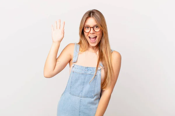 Young Pretty Woman Smiling Happily Waving Hand Welcoming Greeting You — Stock Photo, Image
