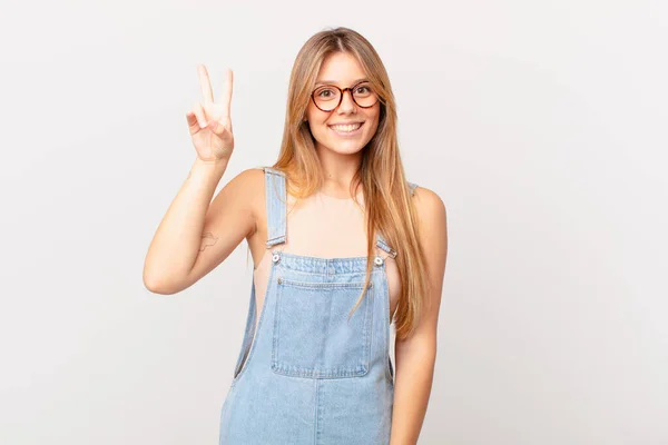 Jovem Mulher Bonita Sorrindo Olhando Amigável Mostrando Número Dois — Fotografia de Stock