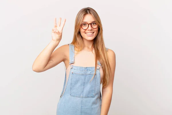 Jonge Mooie Vrouw Glimlachen Kijken Vriendelijk Tonen Nummer Drie — Stockfoto