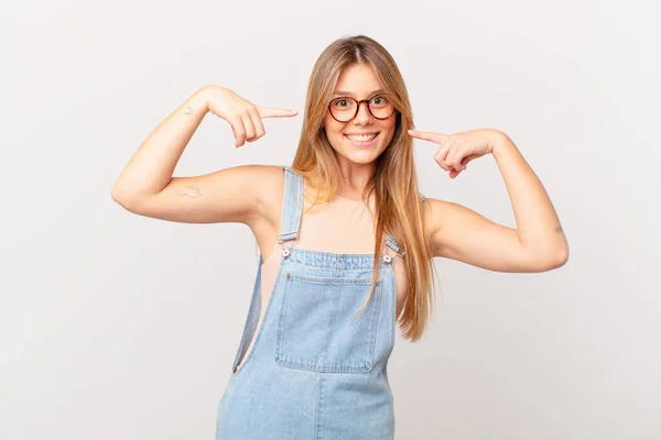 Ung Vacker Kvinna Ler Tryggt Pekar Egen Bred Leende — Stockfoto