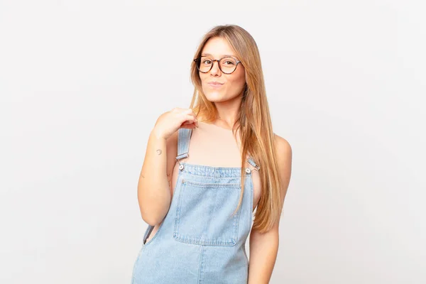 Jovem Bonita Mulher Olhando Arrogante Bem Sucedido Positivo Orgulhoso — Fotografia de Stock