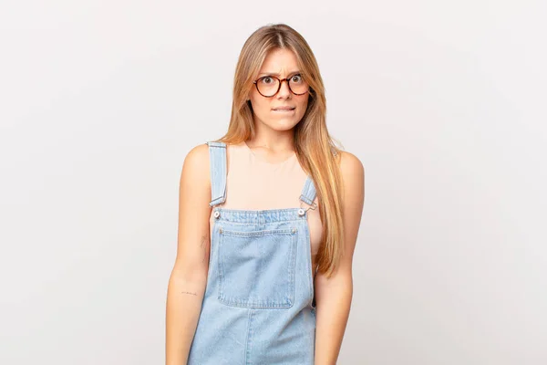 Young Pretty Woman Looking Puzzled Confused — Stock Photo, Image