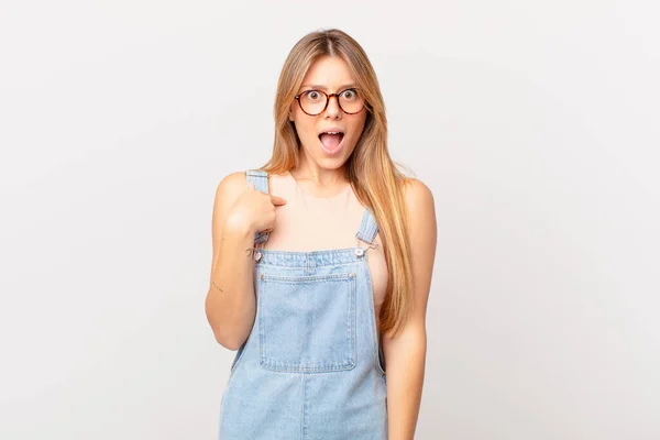 Giovane Bella Donna Guardando Scioccato Sorpreso Con Bocca Spalancata Indicando — Foto Stock