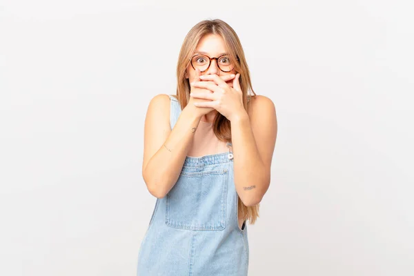 Ung Vacker Kvinna Täcker Munnen Med Händerna Med Chockad — Stockfoto