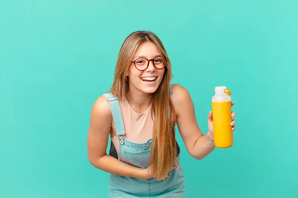 Giovane Donna Con Liscio Ridere Alta Voce Qualche Battuta Divertente — Foto Stock