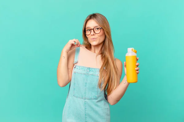 Mujer Joven Con Aspecto Suave Arrogante Exitoso Positivo Orgulloso —  Fotos de Stock