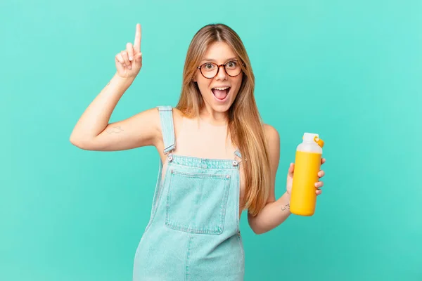 Jonge Vrouw Met Een Glad Gevoel Als Een Gelukkig Opgewonden — Stockfoto