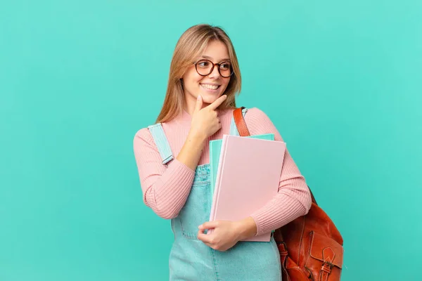 Młoda Studentka Uśmiechnięta Szczęśliwym Pewnym Siebie Wyrazem Twarzy Ręką Podbródku — Zdjęcie stockowe