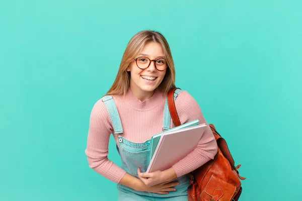 若い学生の女性が陽気な冗談で大声で笑い — ストック写真