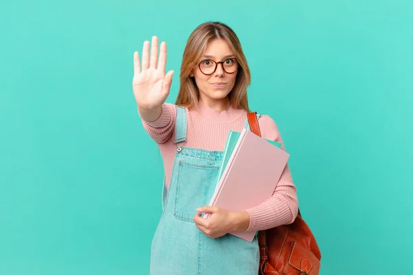 Joven Estudiante Mujer Buscando Seria Mostrando Abierta Palmera Haciendo Stop —  Fotos de Stock